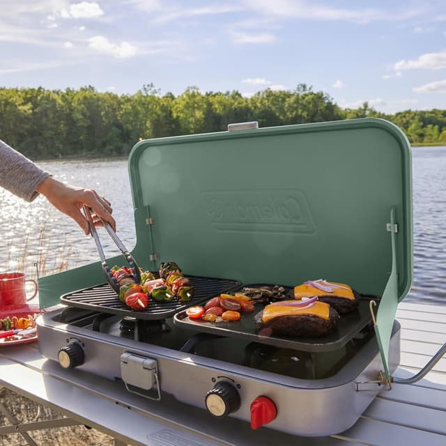 Detalle 1 de Coleman Cascade 3-in-1 Outdoor Camp Stove with Cast-Iron Grill & Griddle Accessories (24,000 BTUs)