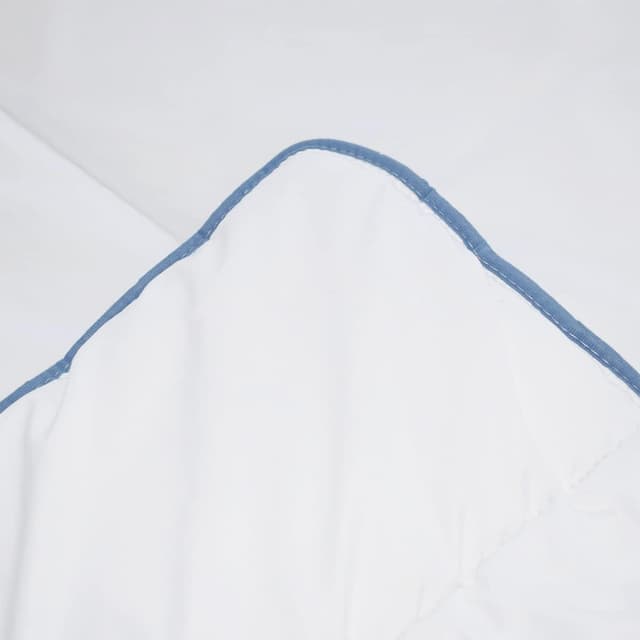 Detalle de Bleu Câlin Couette Chaude Signature 240x260 cm (350 g/m²) en microfibre douce, fabrication française, blanc