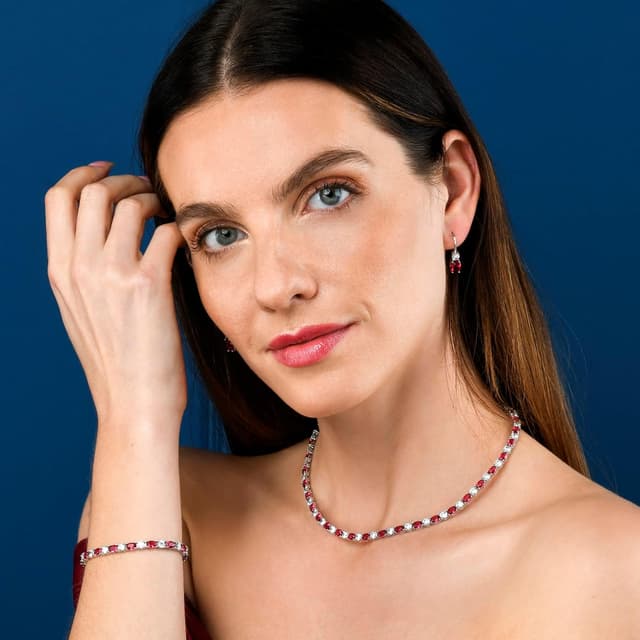 Detalle de Diamond Treats collier ras de cou femme tennis en argent sterling 925, pierres rouges et zircons