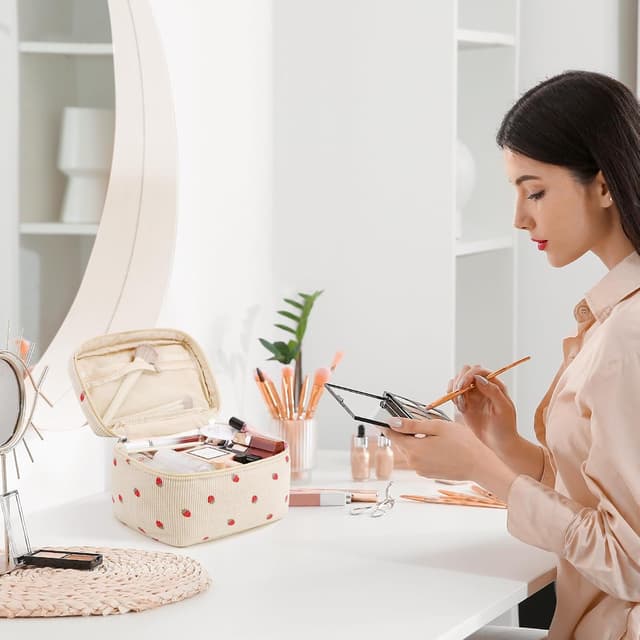 Detalle 2 de Prite corduroy floral makeup bag (Strawberry) – large cosmetic & toiletry pouch for travel