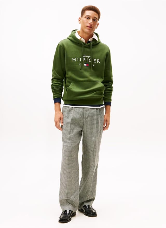 Detalle de Tommy Hilfiger men’s Brand Love Big Hilfiger pullover hoodie (MW0MW41427)