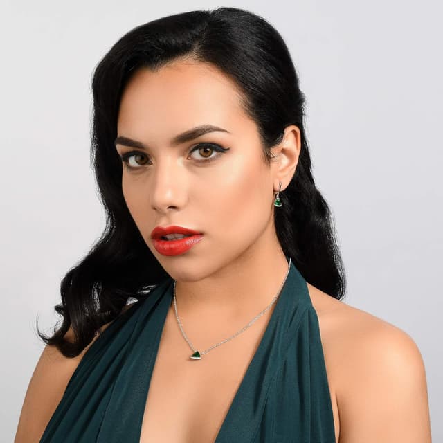 Detalle de Boucles d’oreilles pendantes Namana en triangle avec zircons colorés (rouge, bleu, vert) et zircons blancs