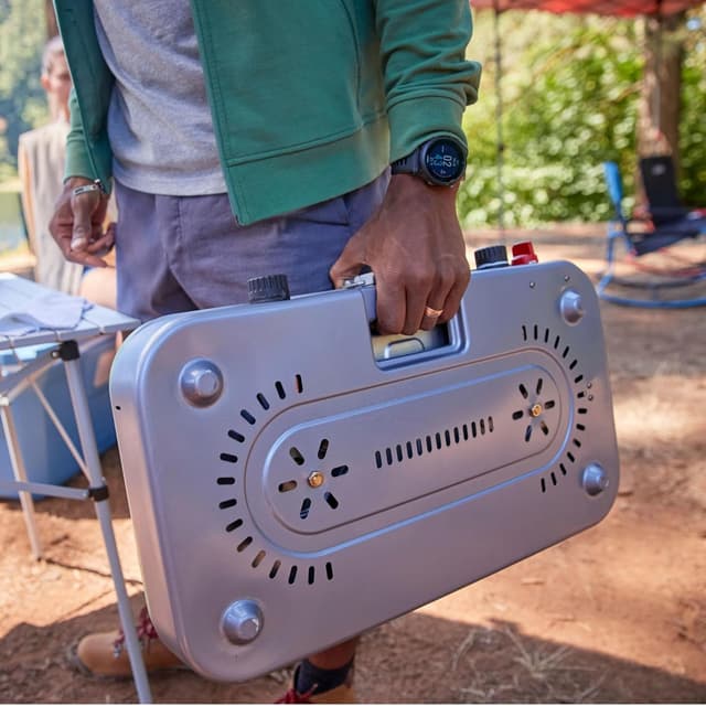 Detalle 2 de Coleman Cascade 3-in-1 Outdoor Camp Stove with Cast-Iron Grill & Griddle Accessories (24,000 BTUs)