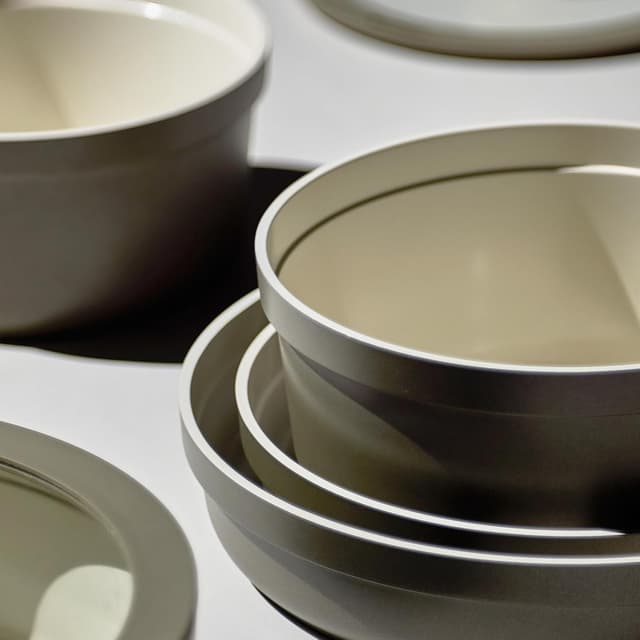 Detalle 2 de Carote 21-Piece Ceramic Nonstick Cookware Set with Detachable Handles (PFAS & PFOA Free) — Olive Green