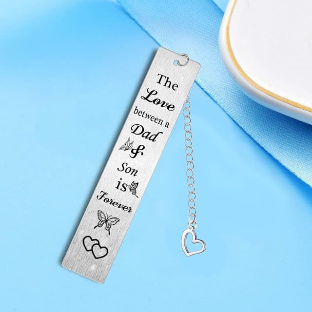 Detalle de Dad and Son bookmark gift in stainless steel: “The love between a dad & Son is forever”