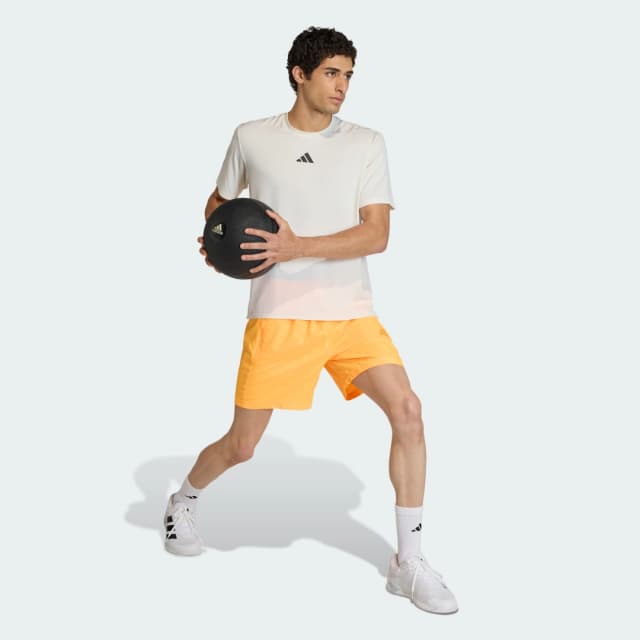 Detalle de Pantalón corto técnico de entrenamiento adidas ESSENTIALS BrandLove (naranja)