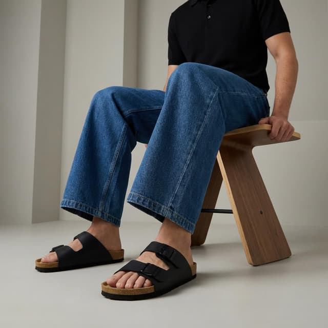 Detalle de CUSHIONAIRE Lane Cork Footbed Men’s Sandals with Adjustable Buckle Comfort Slides