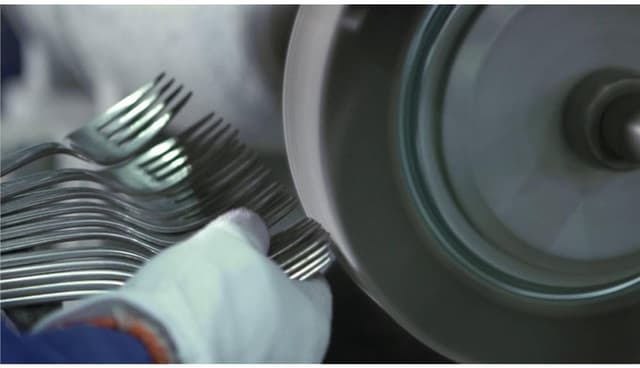 Detalle 2 de WMF Profi Plus Spaghettilöffel 32 cm aus Edelstahl