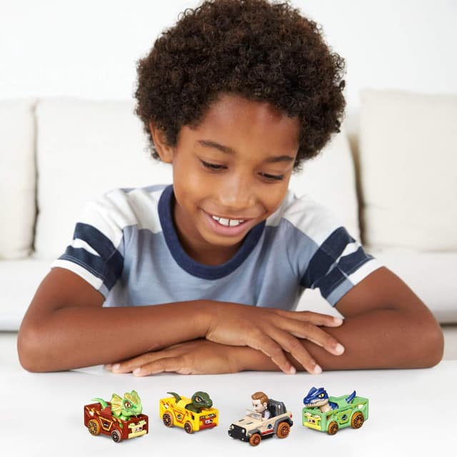 Detalle 2 de Hot Wheels RacerVerse 4er-Pack mit Die-Cast-Fahrzeugen aus Jurassic World (Charlie, Owen, Dilophosaurus, Allosaurus) – HKD32