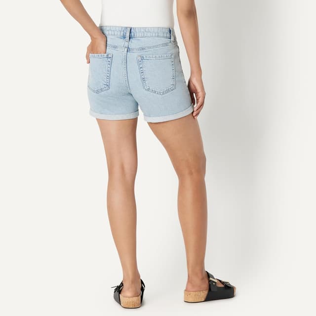 Detalle 2 de Amazon Essentials Women’s Slim-Fit Mid-Rise 4” (10.2cm) Jean Shorts