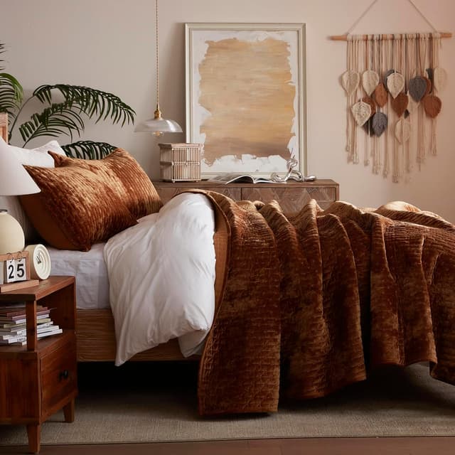 Detalle de LEAONME Velvet Quilt Set (Full/Queen) with 2 Matching Shams — Lightweight Caramel Velvet Comforter Bedding