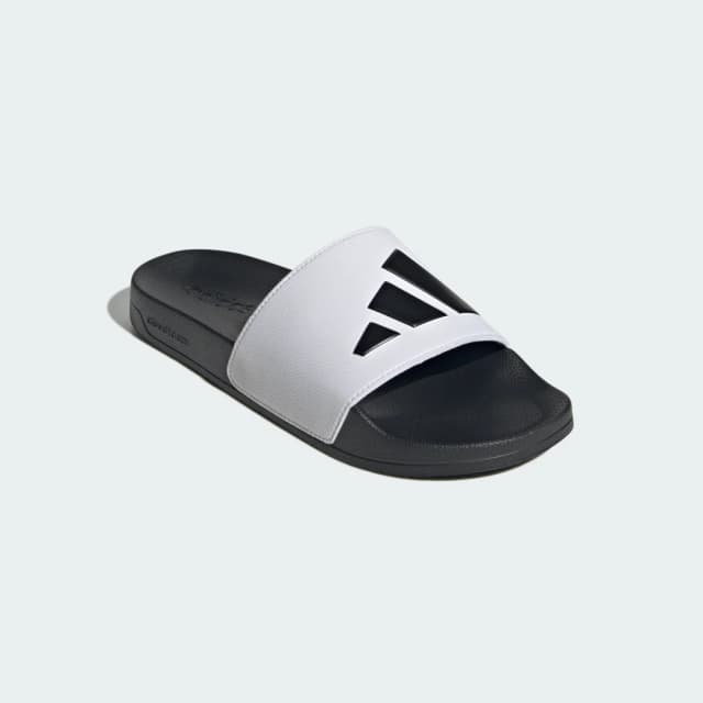 Detalle 2 de adidas Adilette Shower Slides en color blanco: chanclas de ducha para el día a día