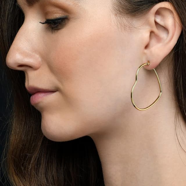 Detalle de Grandes boucles d’oreilles créoles Zavana en acier inoxydable plaqué or, forme cœur