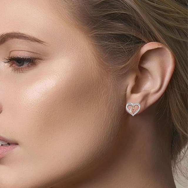 Detalle 2 de INFUSEU Buchstaben-Ohrstecker aus 925 Sterling Silber mit Herz-Design (Initial A–Z)