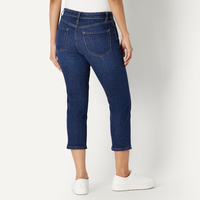 Detalle 2 de Amazon Essentials Damen Slim-Fit Capri-Jeans mit mittlerem Stretchanteil und mittelhohem Bund