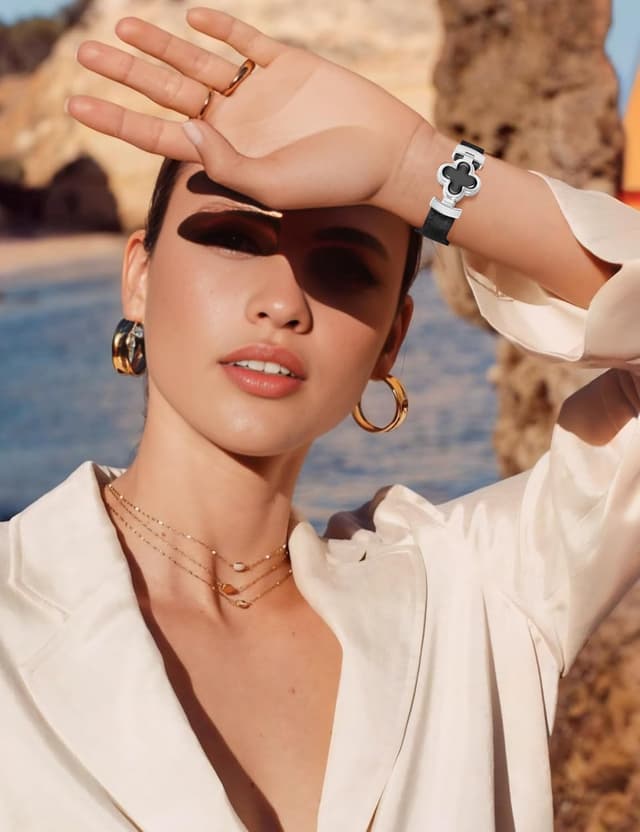 Detalle 2 de MOINSPIRE Designer Slim Leather Magnetic Watch Bands for Women (Four-Leaf Clover)