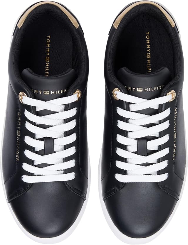 Detalle de Tommy Hilfiger Essential Chic Court Sneaker FW0FW09019: la sneaker da donna dal look “chic”