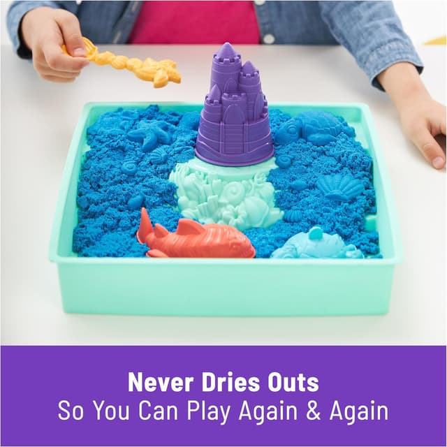 Detalle de Kinetic Sand Sandbox Set (1lb Blue Play Sand) with 4 Tools & Molds, Storage Bin — Sensory Play for Kids 3+