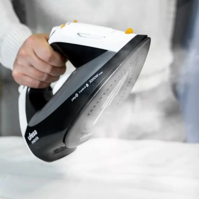 Detalle 2 de Ufesa PV3650 Mérida plancha de vapor 3000 W