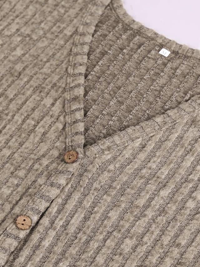 Detalle de MYCOLORBLUE Damen-Strickjacke „Alte Zeiten“ – gerippter Cardigan mit Knopfleiste und Taschen