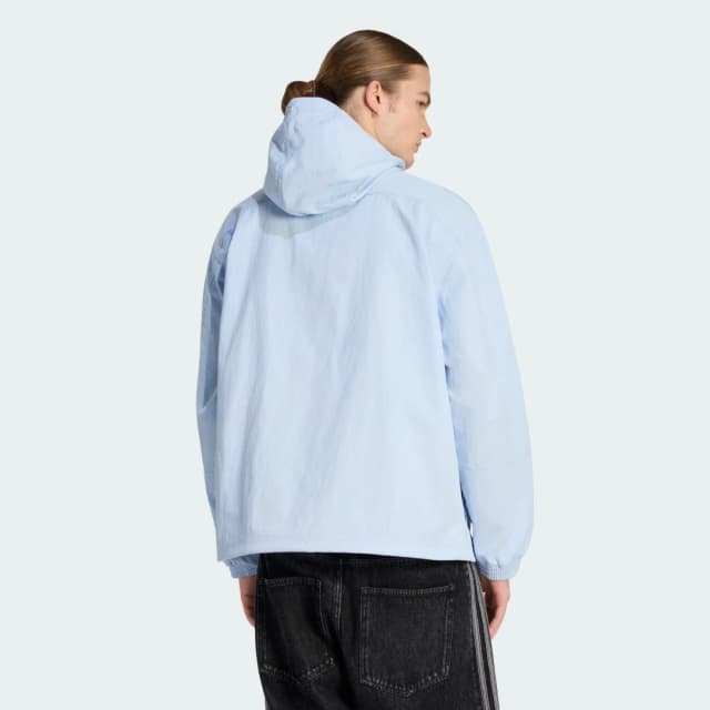 Detalle 2 de adidas Parka Britcore azul: abrigo versátil para días fríos