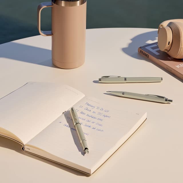 Detalle 2 de Parker IM monocromática punta media tinta azul