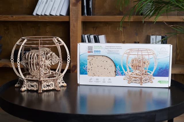 Detalle de UGEARS Acquario Meccanico Puzzle 3D in legno con meccanismo a molla