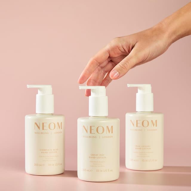 Detalle 2 de NEOM Great Day Hand Lotion (300ml) – Wild Mint & Mandarin with 7 essential oils