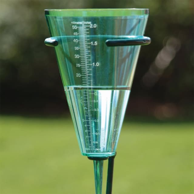 Detalle 1 de Bosmere Tildenet Rain Gauge (T22) – mm and inch rainfall measurement
