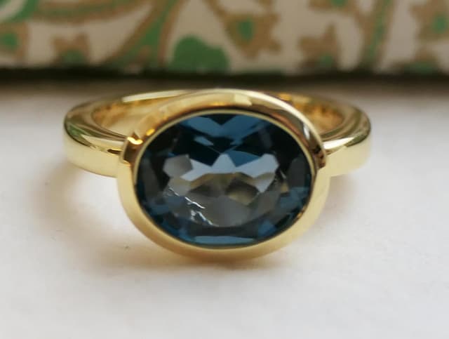Detalle de Sophia Rose Jewellery Oval London Blautopas 8x10 mm vergoldeter 925-Silberring (US 8, Ø 18,2)