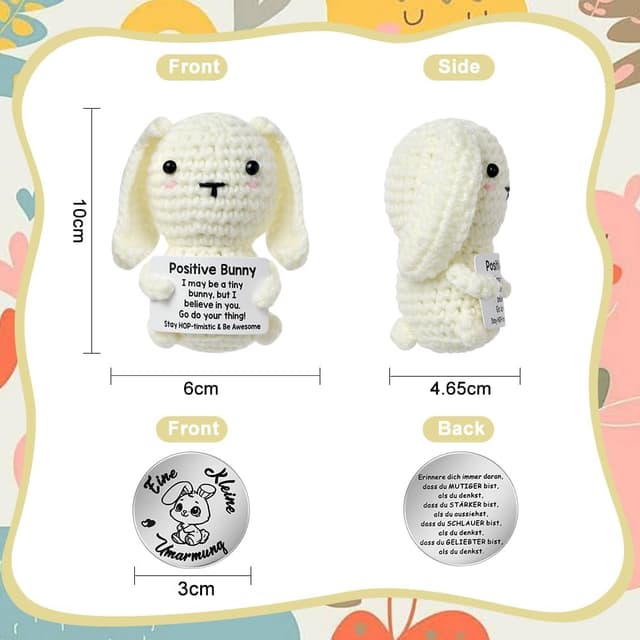 Detalle de Aolso Pocket Hug Coniglio Positivo in mini bambola lavorata a maglia con biglietto e moneta