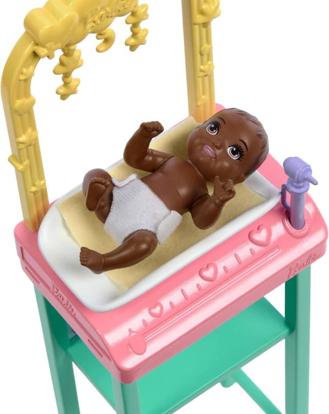 Detalle 2 de Barbie Pediatra JCR72 muñeca con bebé y accesorios