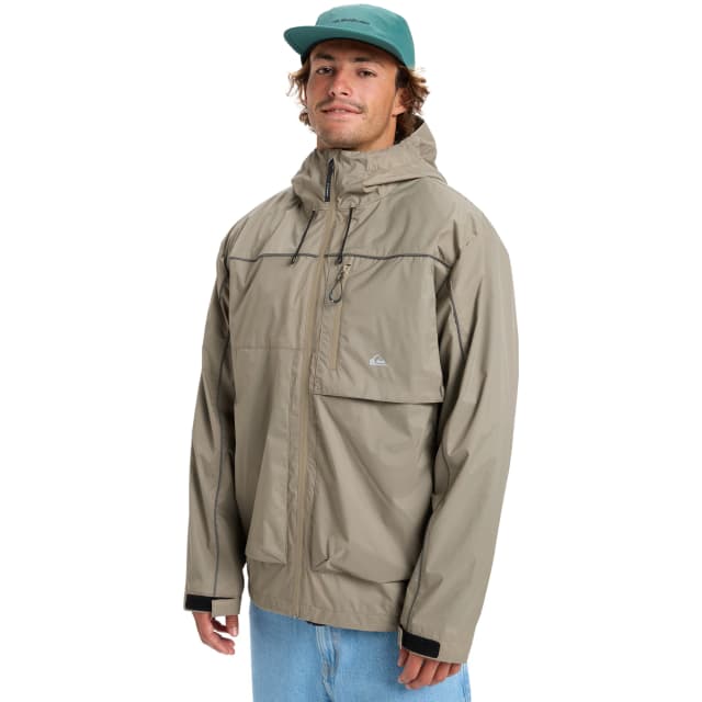 Detalle de Quiksilver Full Rig chaqueta impermeable de hombre, con capucha fija y detalles reflectantes