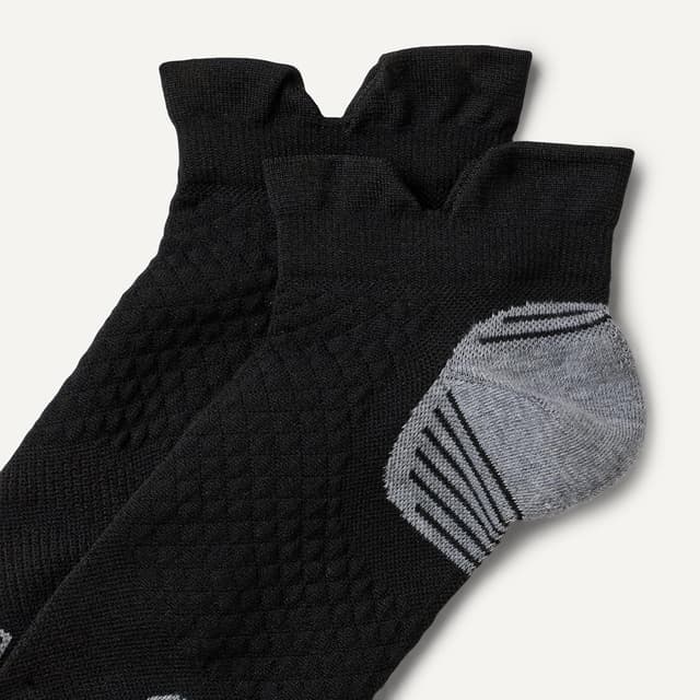 Detalle de Amazon Essentials Women’s Athletic Performance Low-Cut Running Socks (3-pack) with Arch Support