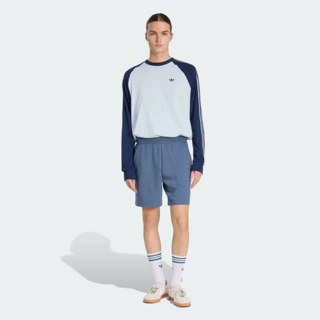 Detalle de adidas Britcore Cali: camiseta de manga larga azul Britcore