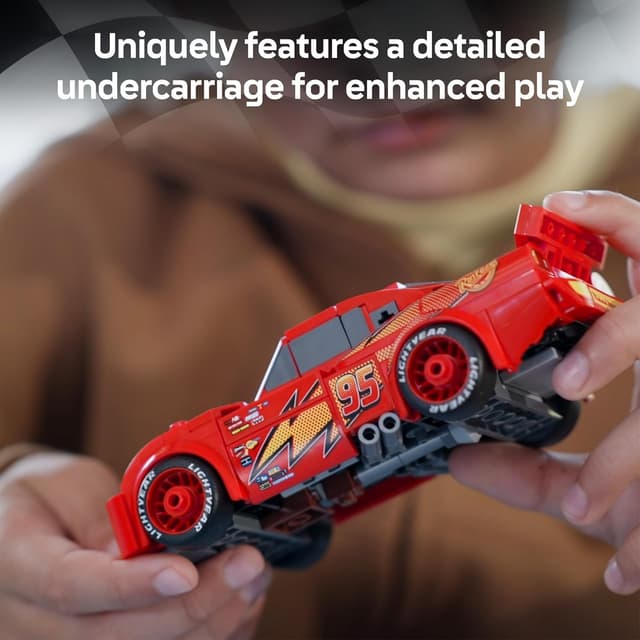 Detalle de LEGO Lightning McQueen 77255 race car kit