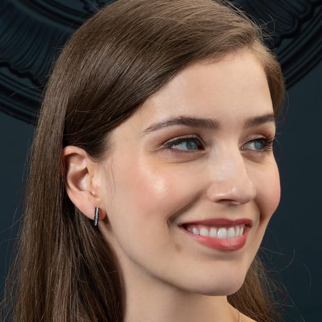 Detalle de Namana orecchini a cerchio in argento 925 con zirconi, chiusura a bisagra e confezione regalo