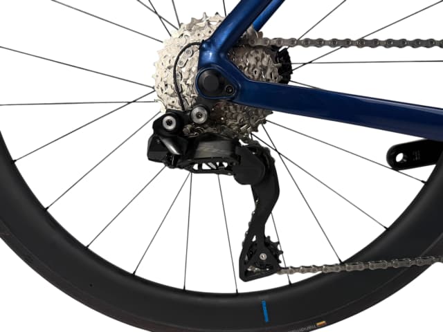 Detalle 2 de Rali Ruta RDS 700 Bicicleta de carretera unisex con ruedas de carbono y grupo Shimano 105 MEC