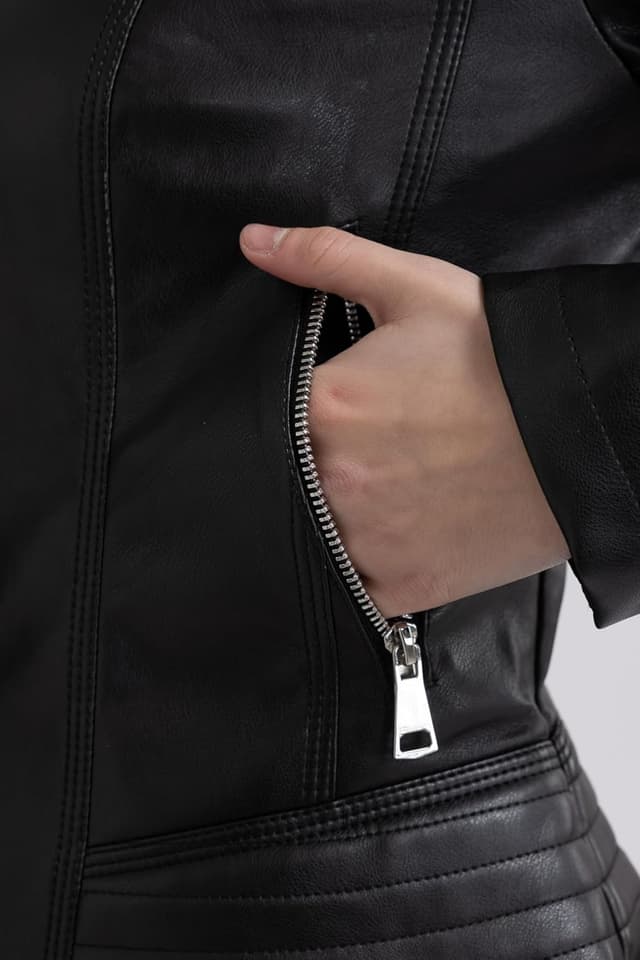 Detalle 2 de vittorio y Giacca Donna in ecopelle leggera con zip e tasche