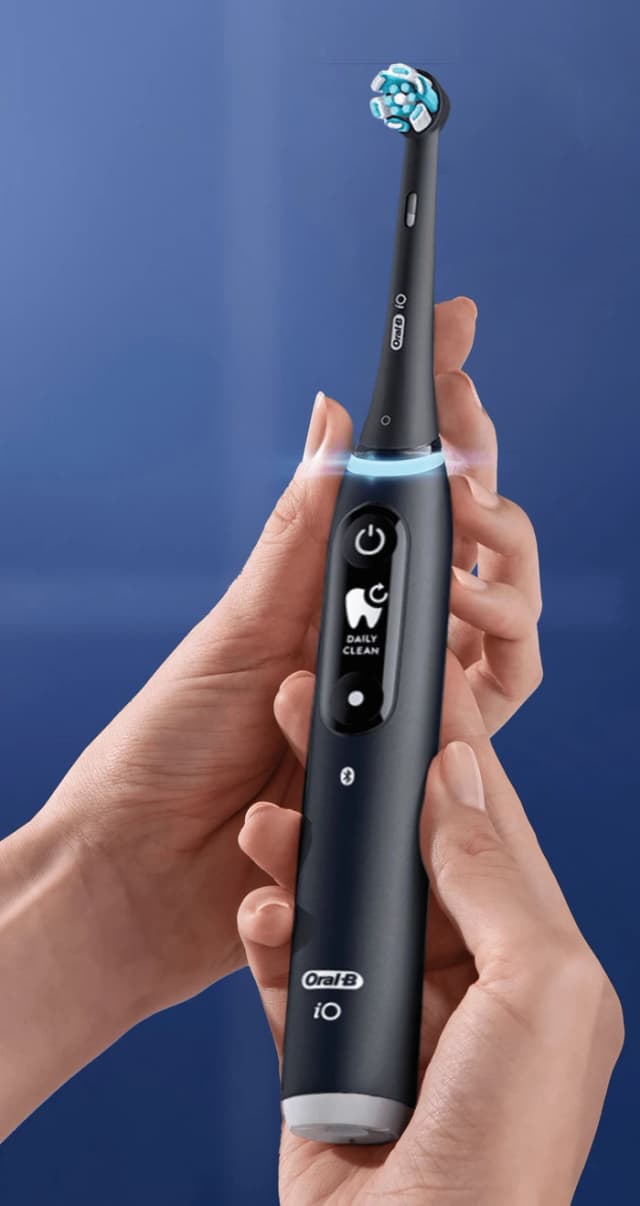 Detalle 1 de Oral-B iO 6N Schwarz + iO Sanfte Reinigung Aufsteckbürste 🪥