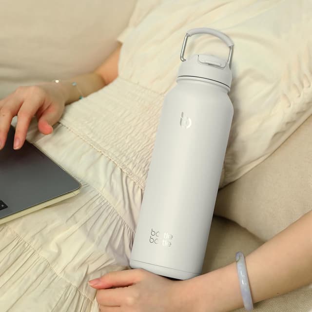 Detalle 2 de BOTTLE BOTTLE Isolierte Wasserflasche mit Strohhalm und Pillendosierung – Outdoor-Sportflasche 1 l (weiß)