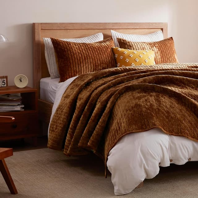 Detalle de LEAONME Velvet Quilt Set (Full/Queen) with 2 Matching Shams — Lightweight Caramel Velvet Comforter Bedding