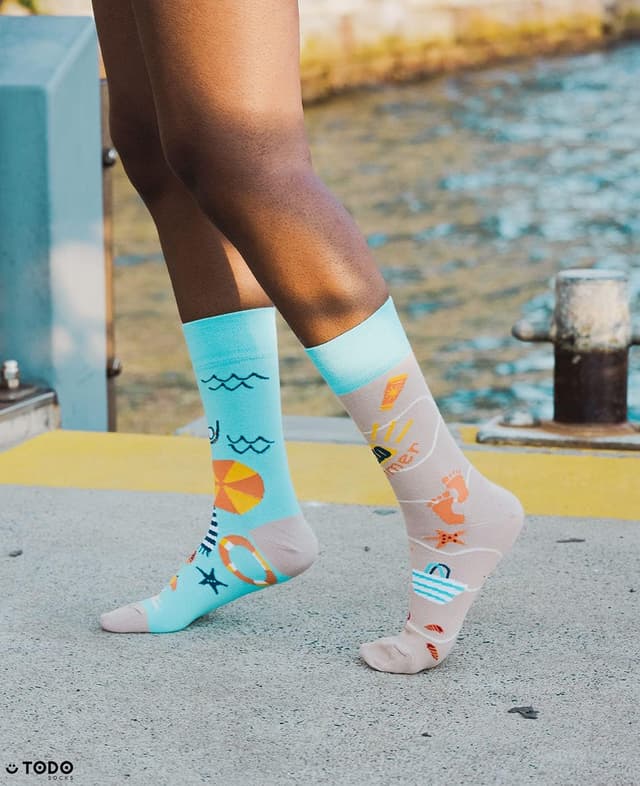 Detalle de TODO Colours Mountain Trail: lustige Motiv-Socken mit asymmetrischem Paar für Damen, Herren & Kinder