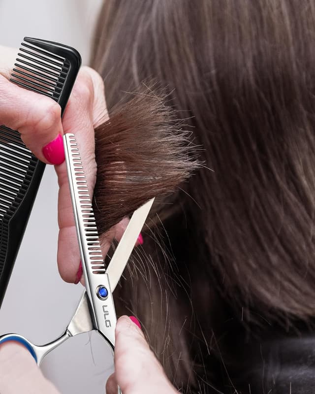 Detalle 2 de ULG Haarschneideschere & Ausdünnungsschere-Set (Rechtshänder, 16,5 cm) aus japanischem Edelstahl – silber