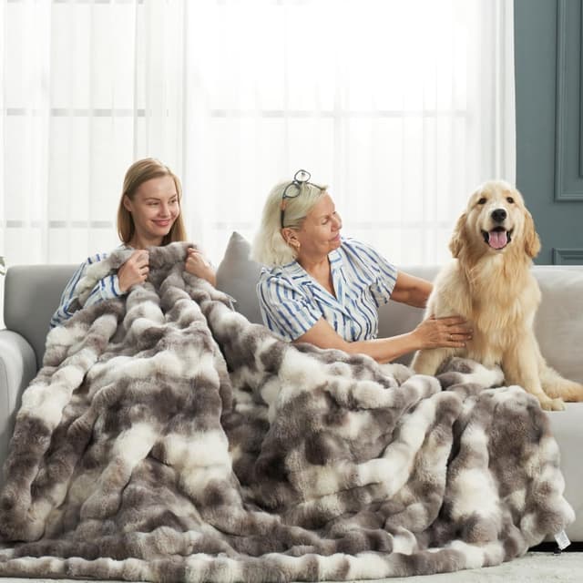 Detalle 2 de Cozy Bliss Faux Fur Throw Blanket 50x60