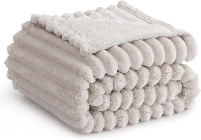 Detalle de RUIKASI double fluffy fleece throw blanket for sofa (150x200cm) – beige ribbed sofa & bed throw