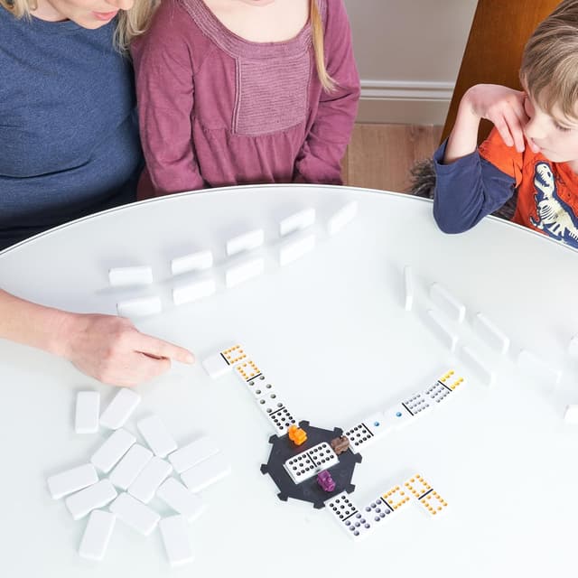 Detalle de Jaques of London Mexican Train Dominoes Game in a Tin Box (for children & adults)