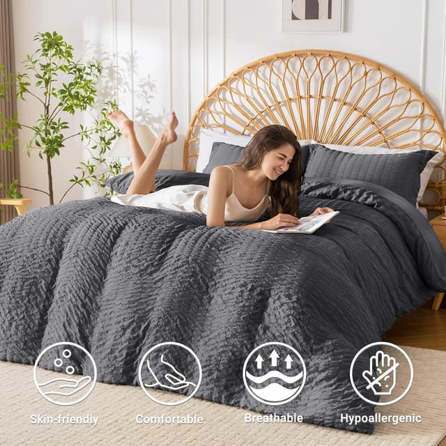 Detalle 2 de HYMOKEGE Dark Grey Queen Duvet Cover Set (3-Piece) — Brushed Microfiber Seersucker with Zipper Closure