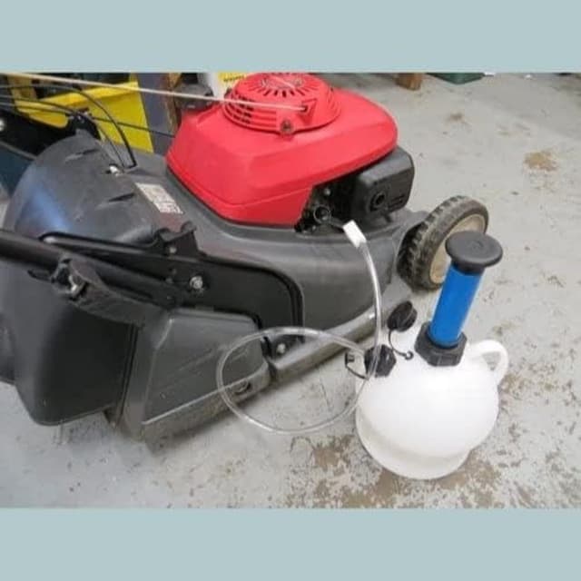 Detalle 2 de Briggs & Stratton 4L Oil Removal Kit