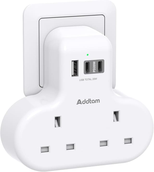 Detalle de PD 20W double plug extension with 3 USB